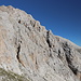 Sella del Brecciaio - Blick entlang der steilen Felsabbrüche auf der Südseite des Corno Grande (unterhalb des West-Grates).