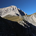 Im Abstieg zwischen Sella di Monte Aquila und Campo Imperatore - Rückblick über den Sattel zum Corno Grande. 