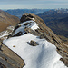 Schöner Trittschnee am Gsür Gipfelgrat, dahinter Thuner- und Brienzersee, darüber die Gipfel des nördlichen und östlichen Berner Oberlands