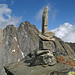 Gipfelsteinmann auf dem Golegghorn, dahinter das Steinlauihorn