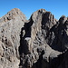 Im Abstieg von der Vetta Occidentale (Normalweg) - Blick zu Vetta Orientale (2.903 m), Vetta Centrale (2.893 m) und Torrione Cambi (2.875 m), unter dem auch ein großer "Balkon" zu erkennen ist.