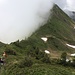Ausblick zum Gandispitz, an welchem von der Südostseite her eine Wolkenfront heranzieht ...