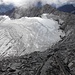 Ich werde zu einer geeigneten Abstiegsstelle zum Gletscher queren, der wegen Abschmelzungsprozessen einen riesigen Bergschrund entwickelt hat.