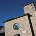 Campo Imperatore - An der Chiesetta Madonna della Neve (Kirche Unserer Lieben Frau vom Schnee). Die kleine Kirche wurde 1934 errichtet. Nach erfolgter Restaurierung wurde sie 1993 von Johannes Paul II. geweiht. Im Hintergrund ist auch der Corno Grande zu sehen.
