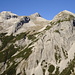 Blick von SO gegen Rauhkarlspitze - Unbenannten Gipfel - Moserkarspitze, beim Abstieg von der Südlichen Sonnenspitze. Deutlich ist rechts unten der Jagdsteig zu erkennen, der ins Große Kühkar leitet