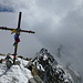 Gipfel ohne Aussicht, dafür mit Gebetsfahnen und aus den Wolken auftauchendem Tagwerk