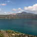 Unterwegs in Castel Gandolfo - Blick über den schönen Albaner See, Lago Albano. Am gegenüberliegenden Ufer ist der Monte Cavo zu sehen, daneben die Stadt Rocca di Papa.