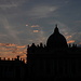 Auf dem Petersplatz (Piazza San Pietro) - Abendlicher Blick zum Petersdom (Basilica di San Pietro in Vaticano). Rechts sind auch die Konturen der Spitze des Obelisken zu sehen.