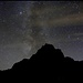 Die Sommermilchstraße mit dem Sternbild Adler zieht sich hinter der Spitzmauer zurück. Ein paar Schleierwolken stören das ansonsten schöne Bild.