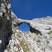 Beim Gämsiloch bietet der Fels genügend, wenn auch brüchige Tritte für den Wiederaufstieg auf den Grat.