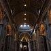 Im Petersdom (Basilica di San Pietro in Vaticano) - Blick durch das Hauptschiff, das mit 186,36 Metern das längste Kirchenschiff der Welt ist. Unter der Kuppel ist Berninis Ziborium zu erahnen, ganz hinten auch die Cathedra Petri im westlichen Kreuzarm. 