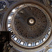 Im Petersdom (Basilica di San Pietro in Vaticano) - Blick ins Innere der 16-eckigen Hauptkuppel, die einen Durchmesser von mehr als 42 m besitzt. Links lugt ein Stück vom Ziborium ins Bild. 