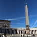 Auf dem Petersplatz (Piazza San Pietro) - Blick am Obelisk und einem Brunnen vorbei zu den nördlichen Kolonnaden. Links ist der Apostolische Palast (Palazzo Apostolico) zu sehen. Der 25 m hohe, aus Ägypten stammende Obelisk wurde 1586 aufgestellt.