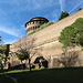 Unterwegs in Rom - Blick entlang der Mauer, die hier die Staatsgrenze Italien/Vatikan darstelt. Oben lugt der Johannesturm (Torre San Giovanni) hervor. Links ist auch die die [https://it.wikipedia.org/wiki/Porta_Pertusa Porta Pertusa] zu erahnen.