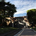 Unterwegs in Rom - Blick auf das Gleistor in der Grenzmauer, dahinter beginnt die Vatikanische Staatsbahn. Vom Bahnhof Roma San Pietro kommend ist die "Strecke" bzw. der Anschluss heutzutage eingleisig und verzweigt sich erst am Ende des [http://www.hikr.org/gallery/photo2798019.html?post_id=137857#1 Viaduktes] an einer Weiche in zwei Gleise.