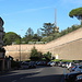 Unterwegs in Rom - Hier westlich des Vatikan. Im Bereich der Bushaltestelle/Parkplätze haben heute - wie auch gestern - unsere "Spaziergänge durch Rom und den Vatikan" begonnen (und enden nun auch gleich). Im Hintergrund ist natürlich wieder die Grenzmauer zu sehen und bei genauem Hinsehen auch der Sendemast an der Verwaltung von Radio Vatikan.