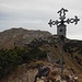 Scheens Kreuz am Weitalpspitz, im Hintergrund die wuchtige Hochplatte