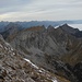 Vom Gipfel reicht der Blick zum ersten Mal zu den markanten Gipfeln über dem Gumpenkar