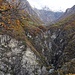 Si nota la Val Codera che si apre dopo il borgo di Codera e il torrente giù in basso