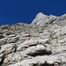 Diese Felsstufen befinden sich oberhalb der Felsrinne. Sie können in leichter Kletterei durchstiegen werden, wobei die Felsbänder meist mit Schutt bedeckt sind. Man könnte diese Passage wohl auch linker Hand durch Schrofen umgehen.