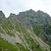 Der Steig quert etwas ansteigend hinüber zum Gipfelaufbau der Cima del Cacciatore.