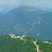 Zoom über den Monte Lussari zum Oisternig.