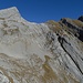 Das Jöchli. Eine alpine Wanderroute führt in den Sattel rechts davon hinauf. 