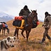 Wir treffen auf Bik, der uns zusammen mit einem Kollegen, zwei Pferden und einem Hund hilft, das Gepäck ins Basecamp zu transportieren.