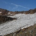 Der Gletscher wird schräg nach rechts oben gequert. Nicht zu früh rechts auf den Grat aussteigen, auf rote Markierungen achten (die leider nicht gut zu sehen sind)