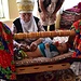 Kirgisische Wiege mit integrierter Windel (Shimek). Die Grossmutter in typischer Tracht.