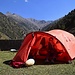 Wir dürfen unser Zelt im Garten von Elemans Alphütte aufstellen. Im Hintergrund das Saladinhorn.