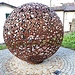<b>Net-Werk: sfera metallica dell’artista di Basilea Campagna Rudolf Tschudin a Carabbia. <br />L’opera, del diametro di 2,10 m e pesante 300 kg simboleggia il mondo e la rete di relazioni private e pubbliche. </b>