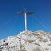 Ein einfaches Holzkreuz ziert den Gipfel