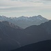 Fernblick zu Bergen der Stubaier Alpen; links der Larstigspitze (li der Bildmitte) sieht man den Larstiggrat, auf dem ich diesen Sommer unterwegs war; rechts der Acherkogel, der der Zugspitze nächstgelegene höhere Berg.