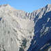 Eiskarlspitze und Hochglück; mehr als klassische Karwendelberge. In der Bildmitte, die Hochglückscharte(links vom tiefsten Gratturm).<br />Nach unten zieht das mega-einsame Ödkarl, einsamstes Karwendel
