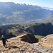 Jacky im Aufstieg auf der Krete (der Wanderweg liegt links im Schatten der Schafbergalp