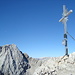 das schöne Kreuz auf der Hohen Fürleg(2571m); links der Große Bettelwurf
