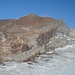 Hochfernerspitze mit Aufstiegsflanke im Zoom; man kann schon den weißen Steinmann auf dem Gipfel erkennen.