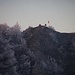 Foto im Zoom vom Gipfelplateu der Rotisegg:<br /><br />Wanderer genossen den Sonnenuntergang auf dem Passwang Westgipfel (P.1197,6m).