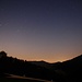 Kurz nach 18 Uhr war es schon Nacht als ich nur noch wenig oberhalb von Ortsrand von Reigoldswil war. Allerdings hellte das reflektierte Mondlicht die Landschaft etwas auf.<br /><br />Der hellste Stern links ist die Capella im Sternbild Fuhrmann (Auriga). Rechts, teilweise halb im Baum, sind vier Sterne des Kastens vom Grossen Bären (Uras Major) zu sehen.