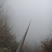 Kaum im Nebel, kommen wir an ein paar Hütten vorbei, dort auch eine Materialseilbahn.
