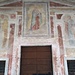 <b>In facciata appaiono affreschi della Madonna e delle due Pie Donne, del curiese Domenico Banchini, 1597.</b>