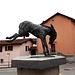 <b>Mulo, bronzo dell'artista danese Else Andersen, 1981, nella piazza di Miglieglia.</b>