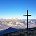 Gipfelkreuz des Guscha-Vorgipfels, im Sonnenlicht links vom Kreuz die Alvierkette, rechts davon der Gonzen