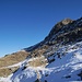 Kurz unterhalb des Gipfelaufbaus treffen wir auf dem Hauptweg vom Skigebiet und steigen rechts durch das steilere und felsige Gelände rauf.<br />