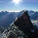 Unvergesslicher Augenblick: leuchtende Morgensonne über dem Italiener und Schweizer Gipfel, wo gerade die erste Führerseilschaft von der Zermatterseite her eingetroffen ist