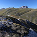 Monte Costa Ceraso - Ausblick am Gipfel über den grünen Bergrücken  Monte della Scindarella - Monte San Gregorio di Paganica (rechts). Hinten lugt auch der Corno Grande hervor.