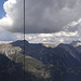 Blick vom Gipfel des Zwölferkopfs auf die mächtige südwestliche Peripherie der Lechtaler Alpen, die sich auf voller Länge des Stanzer Tals erstreckt. Ganz links im Bild: die Kaltenberggruppe (auch zum Verwall zählend). Ganz rechts: der Weiterweg zum Hochkarkopf und zur Hochkarspitze. Links daneben das Rifflermassiv.