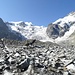 Auf dem Morteratsch-Gletscher: Sehr steinig, viele grosse und kleine Steintische.