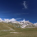 Campo Imperatore - Ausblick zu einigen nördlich der Hochfläche gelegenen Gipfeln. Vorn ist auch eine Schafherde zu erkennen.